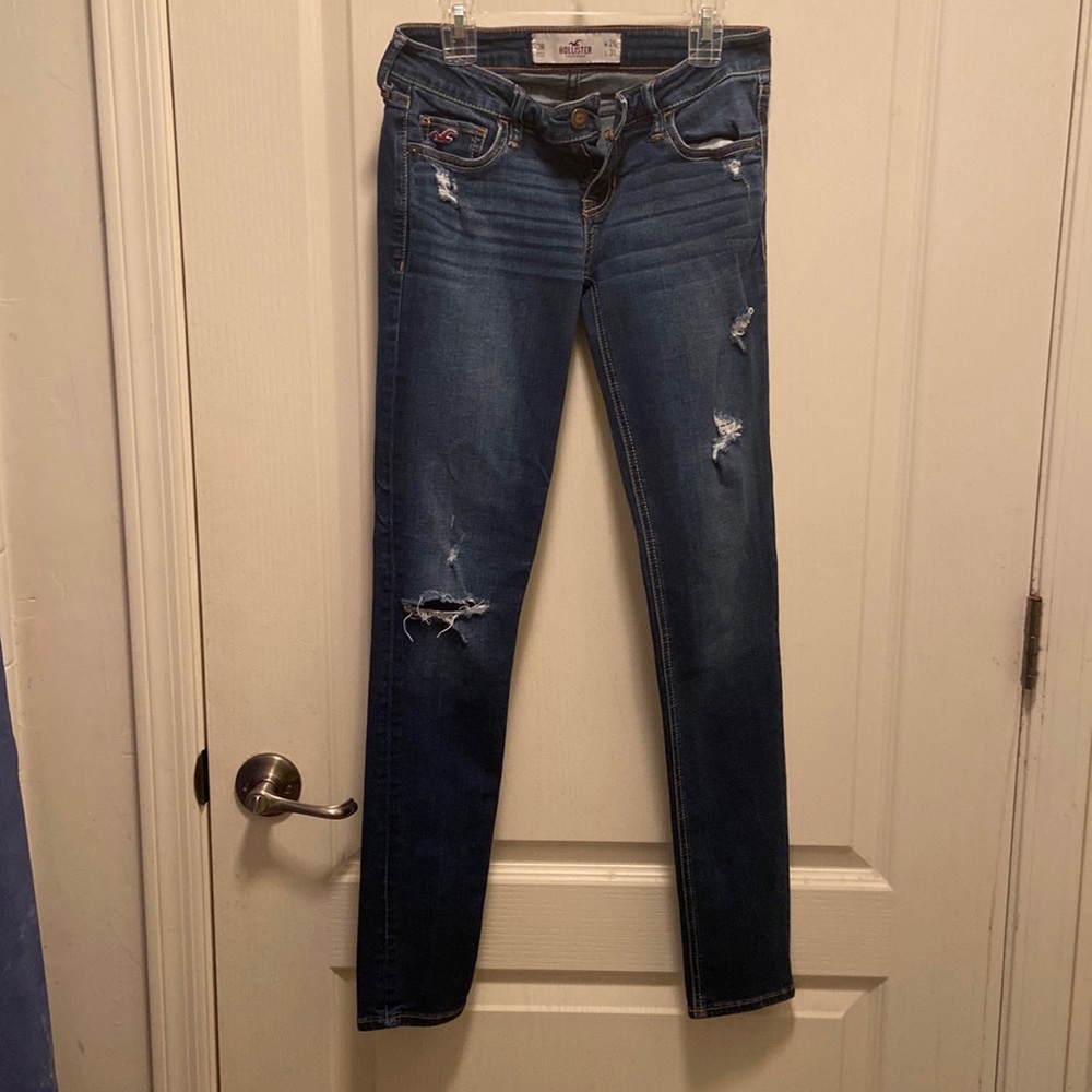 HOLLISTER RIPPED JEANS